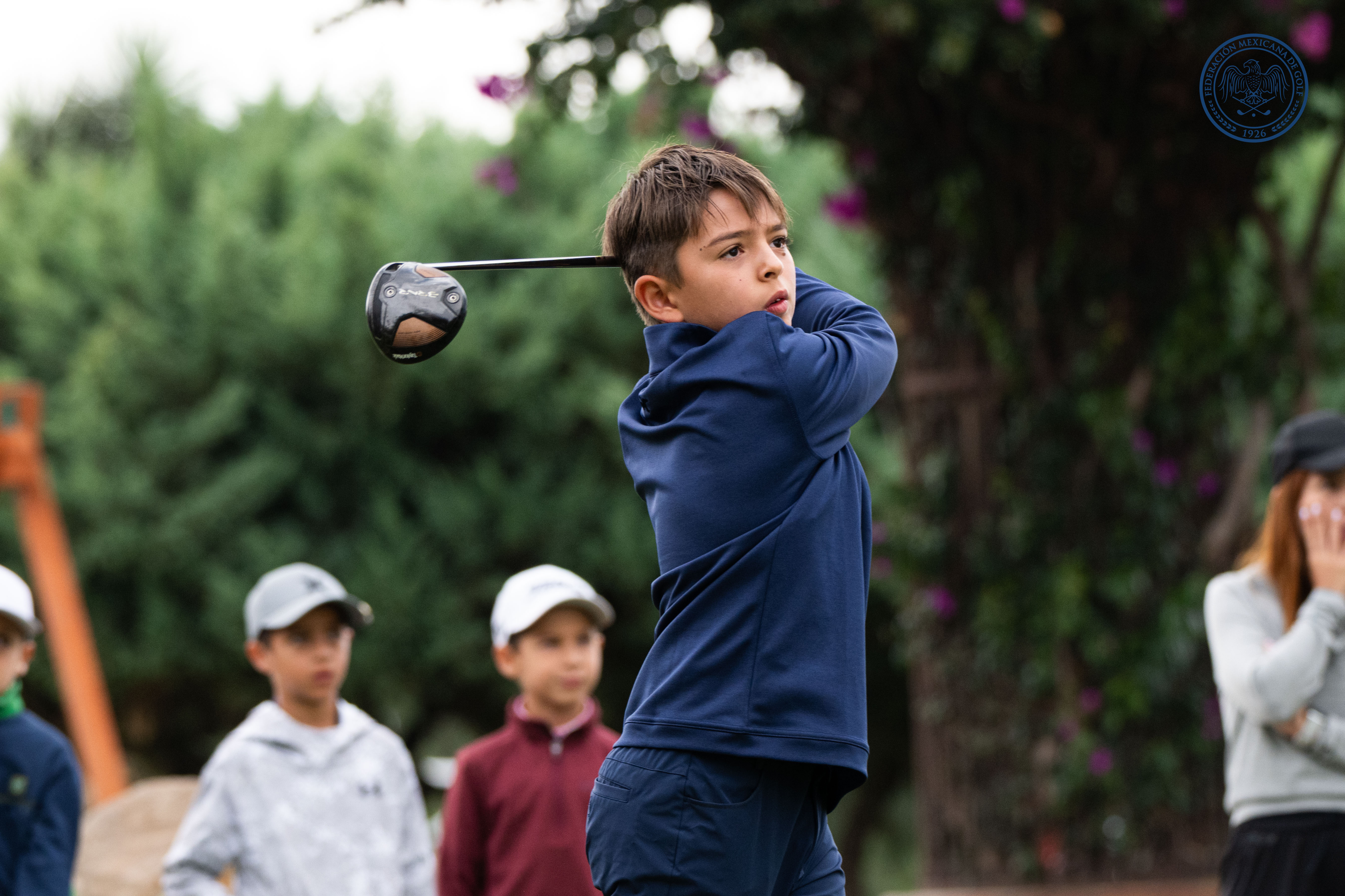 Jóvenes golfistas en competencia