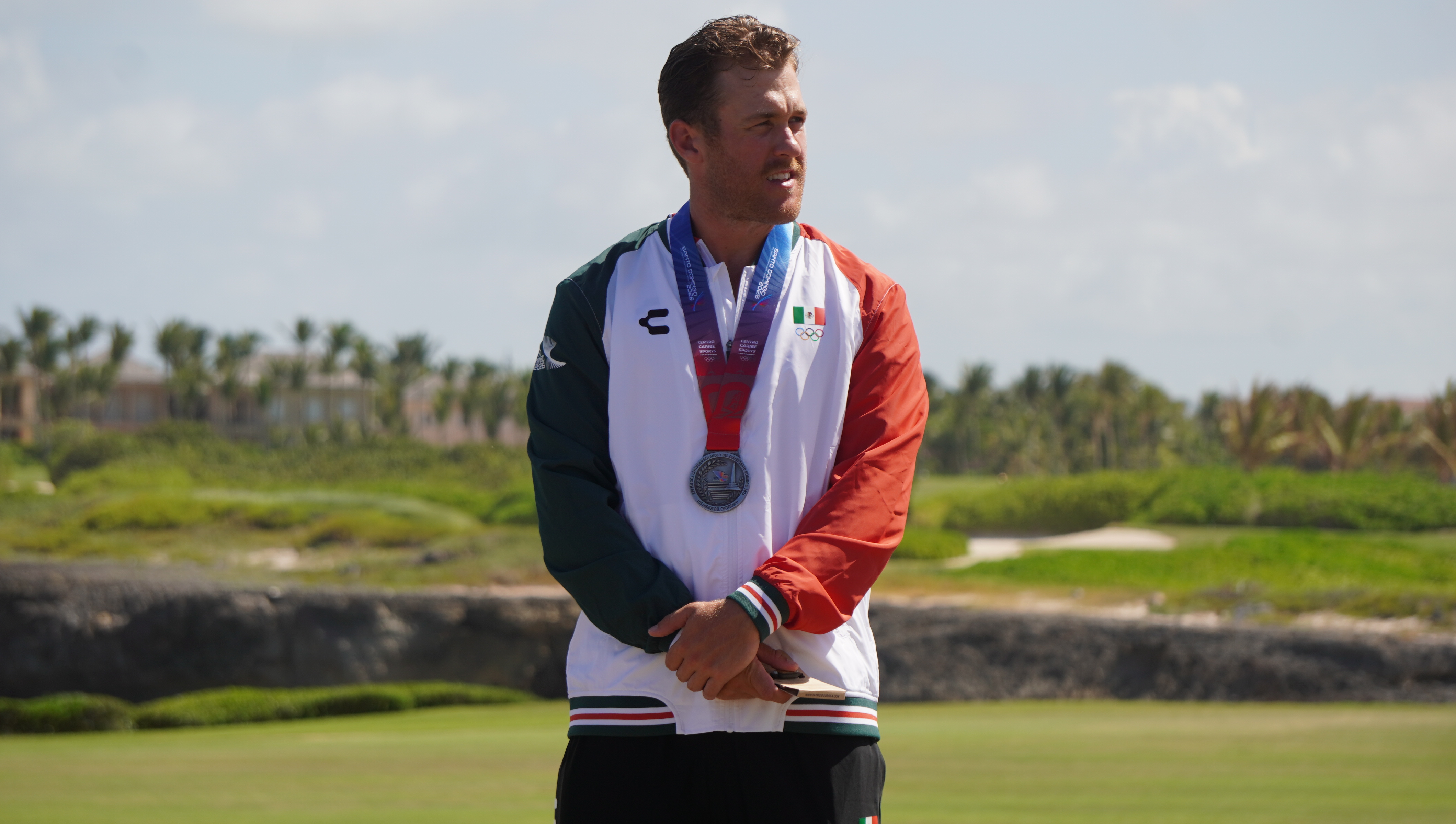 Luis Carrera con la medalla de plata durante los Juegos Centroamericanos y del Caribe 2026