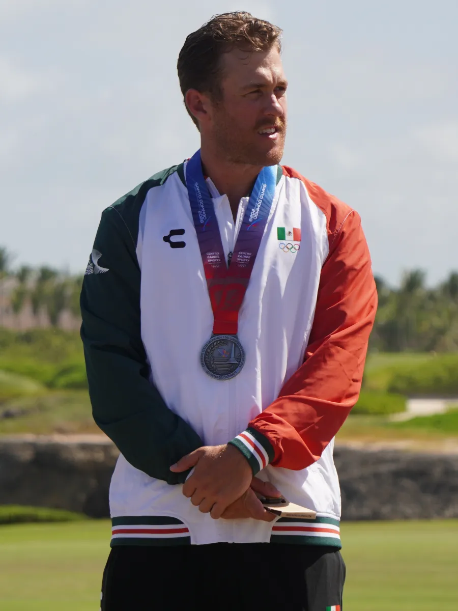 Luis Carrera con la medalla de plata durante los Juegos Centroamericanos y del Caribe 2026